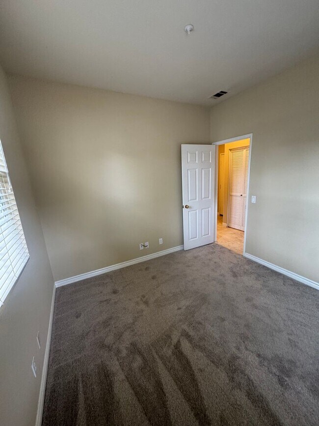 Building Photo - Beautiful 2 Bedroom/2 Bathroom + Bonus Room in Gated Community