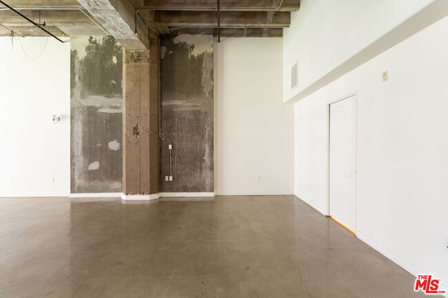 Building Photo - 711 S Olive St