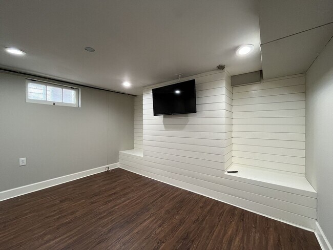 Building Photo - Stunning Rose City Park 5BD 2BA Home with Gas Fireplace Updated Finishes, Air Conditioning & Laun...