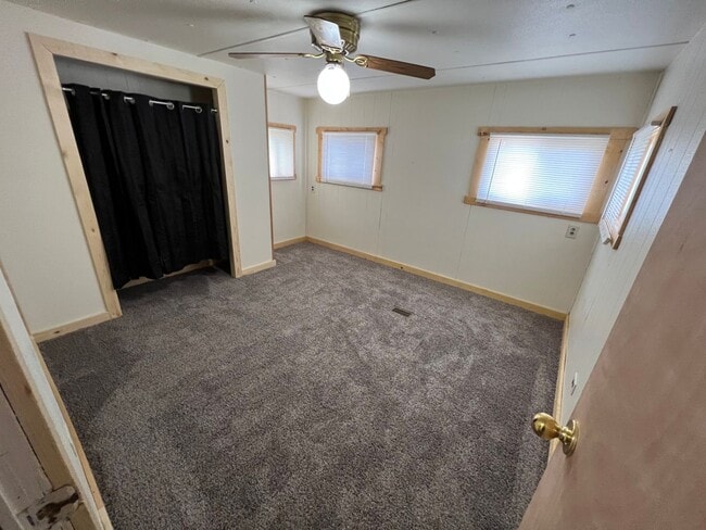 Building Photo - 2 Bedroom 1 Bath Updated Mobile Home in A ...