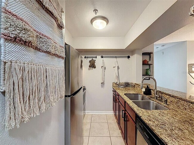 Building Photo - 406 S Cedar Ave