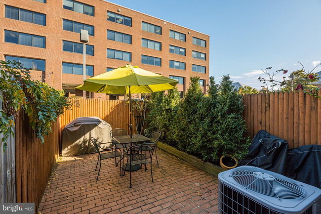 Building Photo - Waterfront Townhome Living in Sought-After Alexandria Location