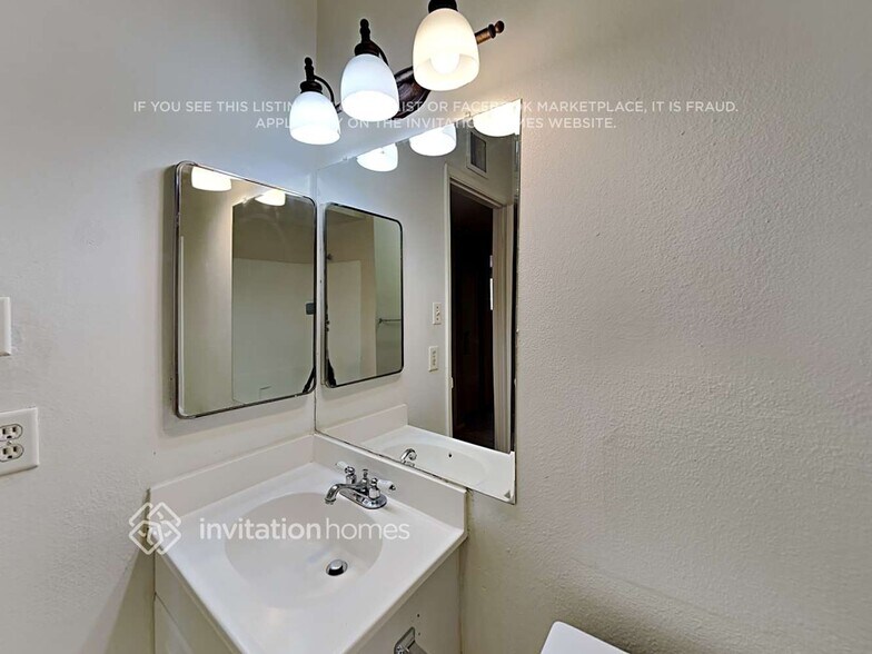 Building Photo - 8831 N 37th Dr