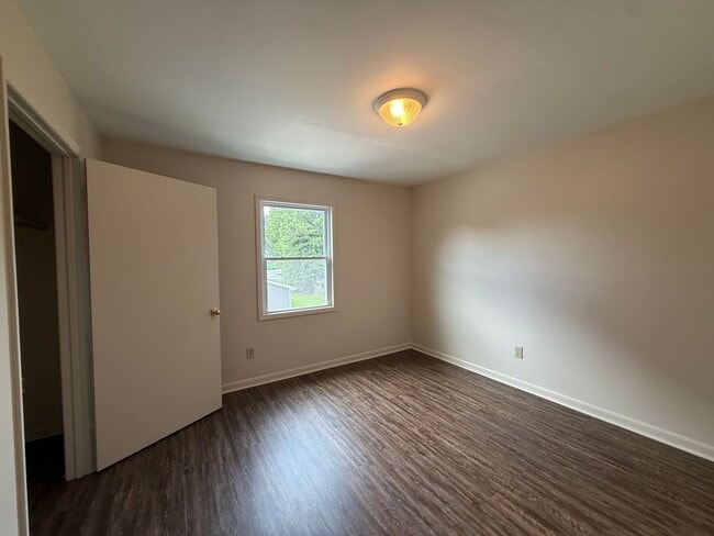 Building Photo - 605 Adelle St SW