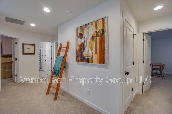 Building Photo - 737 SE 38th St