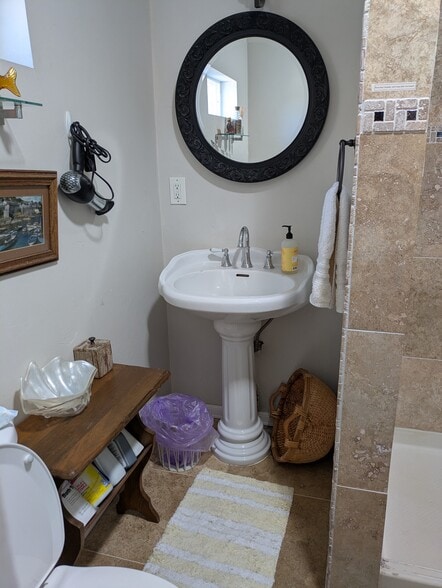 Bathroom with shower, dinner in travertine stone very nice - 5041 Genesee Ave