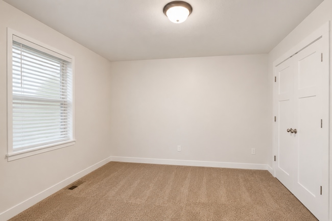 Building Photo - Modern 3-Bed Vineyard Townhome Near UVU with Stunning Amenities!