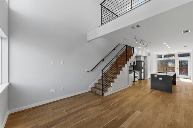 Building Photo - 2002 E 7th St