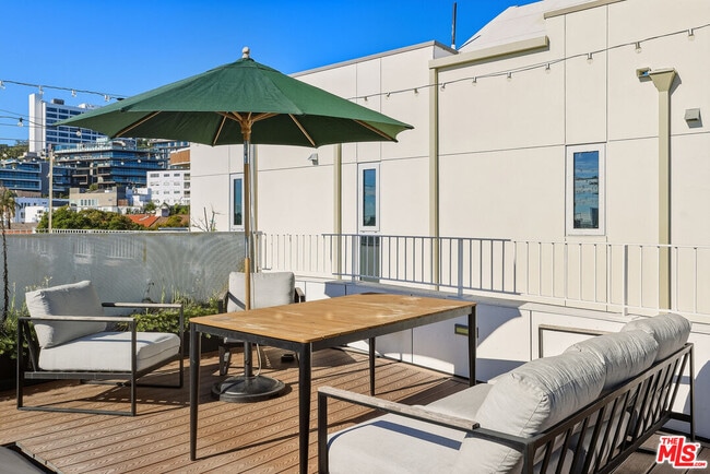 Building Photo - 1253 N Sweetzer Ave