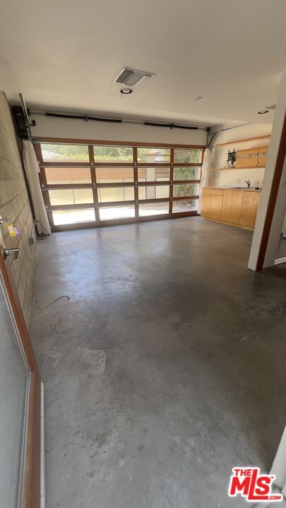 Building Photo - 656 Angelus Pl