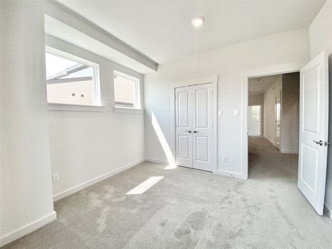 Building Photo - 837 Emerling Dr