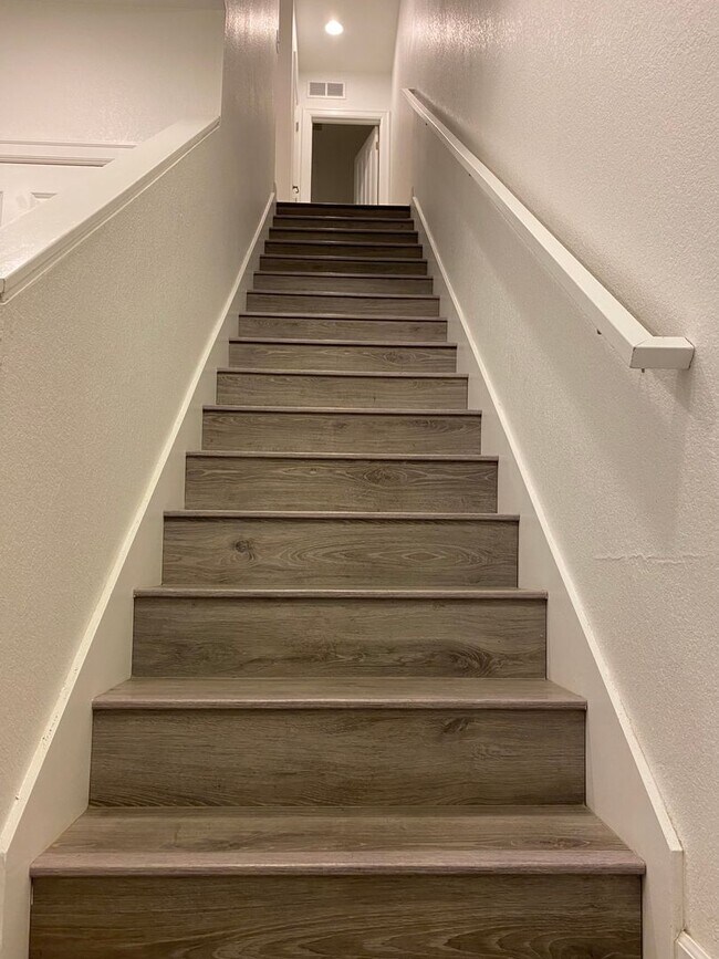 Building Photo - Luxury Townhome!