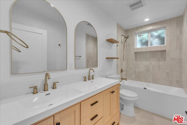 Building Photo - 6913 1/2 Encino Ave