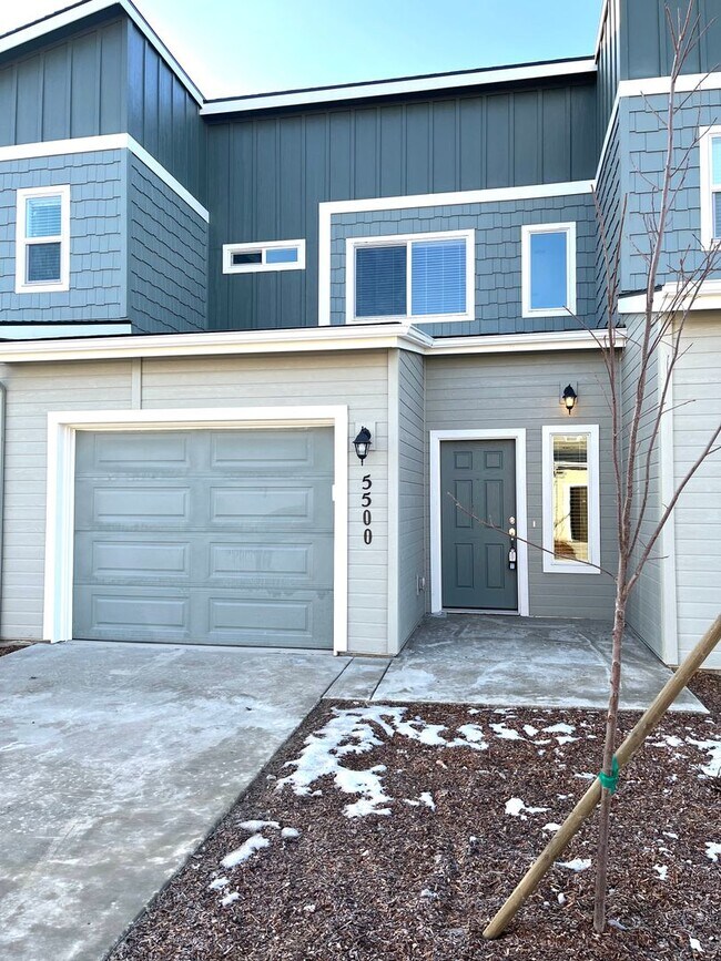 Building Photo - Beautiful Townhome