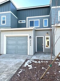 Building Photo - Beautiful Townhome