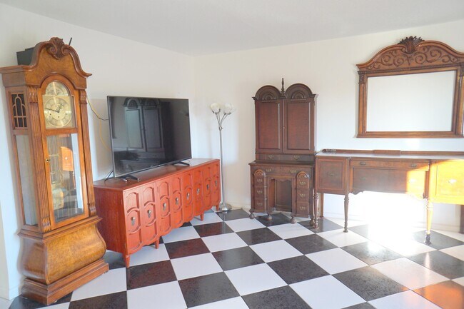 Building Photo - 401 Southampton A