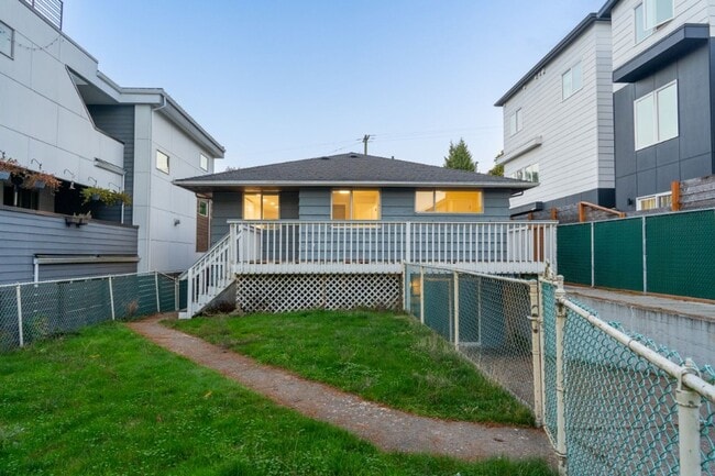 Building Photo - 4015 SW Thistle St