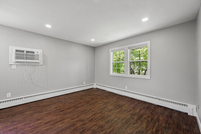 Building Photo - Spacious 1BR/1Bath apartment Available Ear...