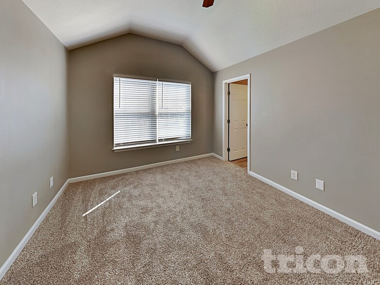 Building Photo - 700 Holland Ridge Dr