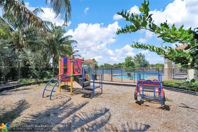 Building Photo - Beautiful Townhouse 3 -2.5 baths