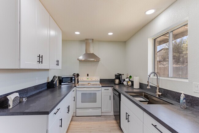 Building Photo - 1815 Palo Verde Blvd S