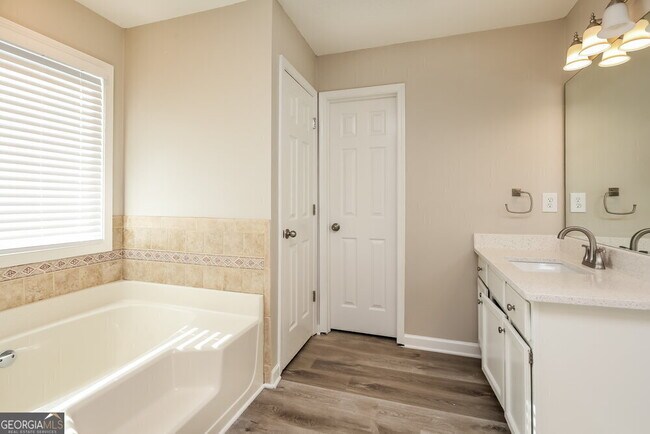 Building Photo - 655 Suwanee Lakes Cir NW