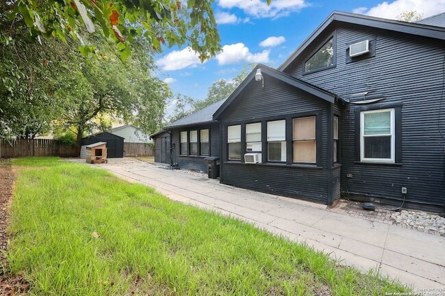 Building Photo - 418 W Rosewood Ave