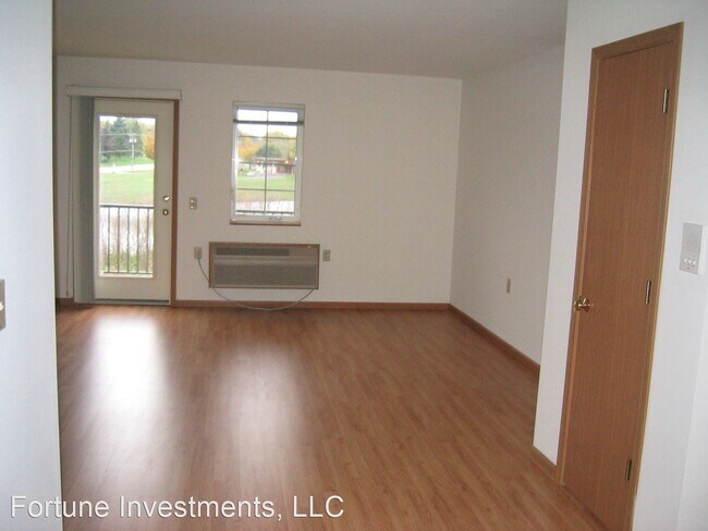 Building Photo - 2 br, 1 bath Apartment - 6522-28 Lake Rd 6...
