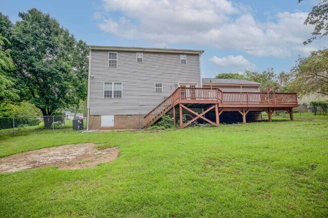 Building Photo - Charming 3 Bedroom, 2,5 Bath home with hug...