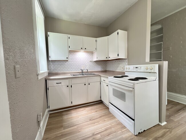Building Photo - 651 Caledonia Pl