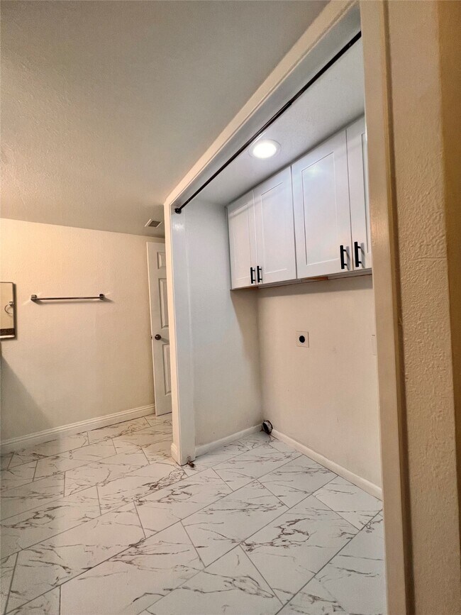 Building Photo - 3005 Walnut Bend Ln