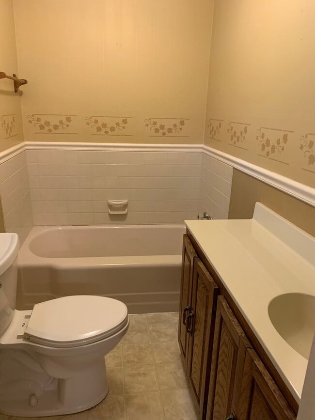 Building Photo - 3 Bedroom / 2 Bath Brick Home Johnson City...