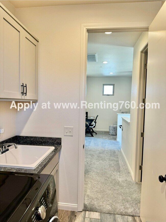 Building Photo - Newer 4 Bedroom 3 Bathroom Home With Solar...