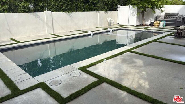 Building Photo - 5299 1/2 Crebs Ave