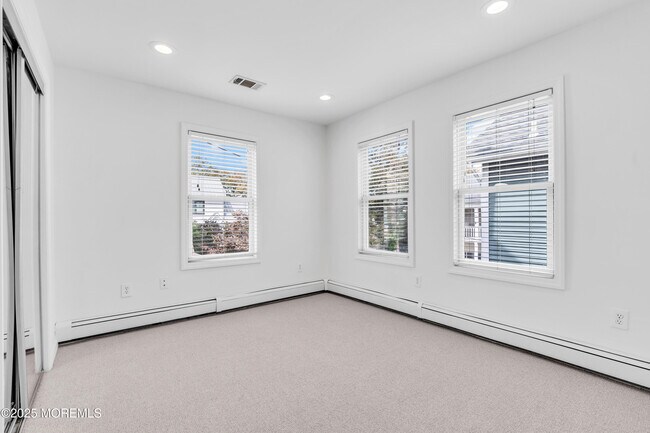 Building Photo - 300 Lareine Ave