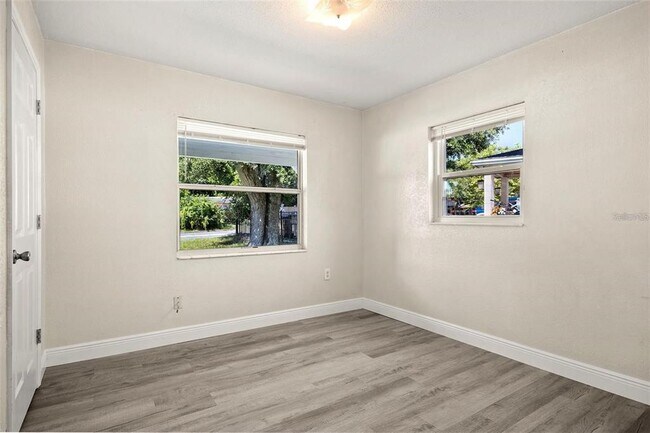 Building Photo - 950 Pearl Dr