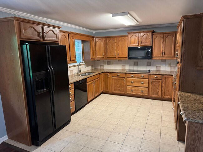 Building Photo - NOW AVAILABLE! RENT READY!!