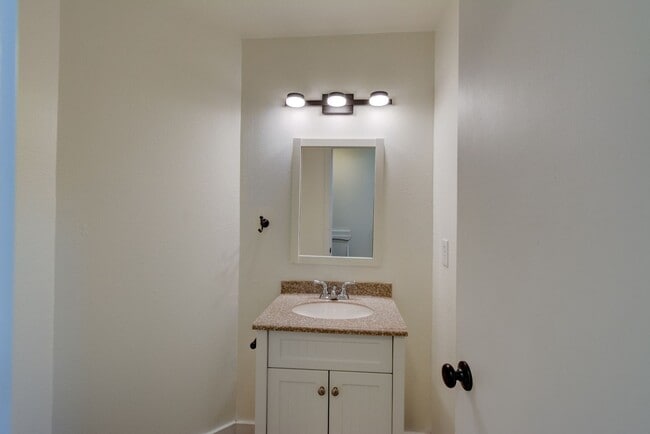 Building Photo - 3 Bedroom/2.5 bathroom townhouse centrally located Oak Harbor