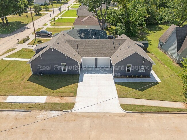 Building Photo - 101 E 11th St