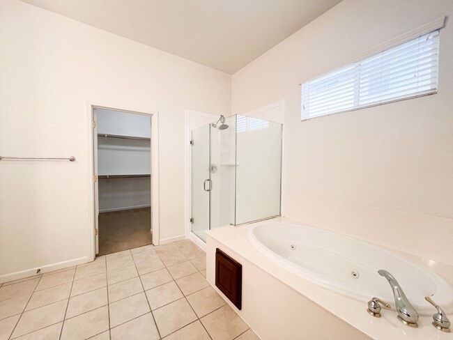 Building Photo - Spacious Single Story Three Bedroom Home