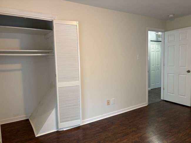 Building Photo - 4 bedroom, 2 bathroom House in Greensboro!