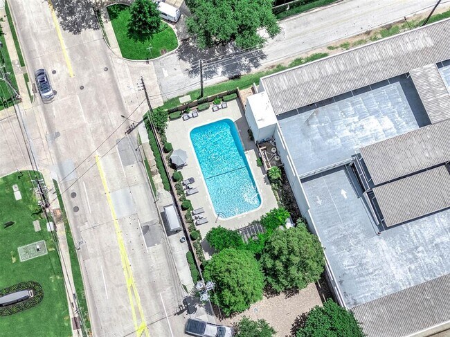 Building Photo - 5001 Woodway Dr