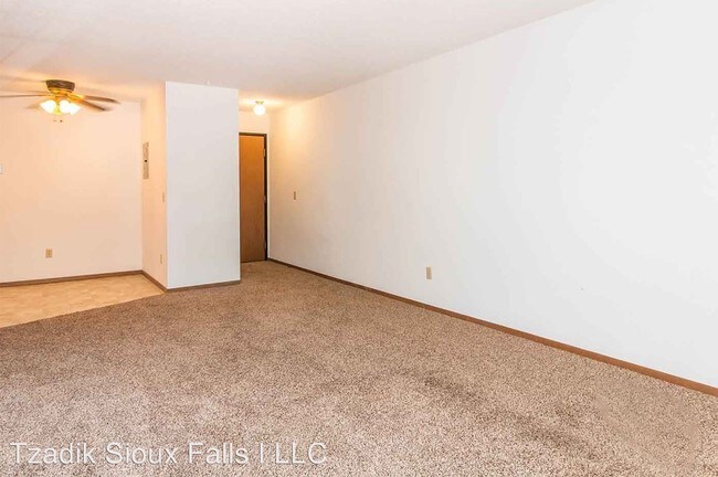 Building Photo - 2 br, 1 bath Apartment - 1900 W 6th St.