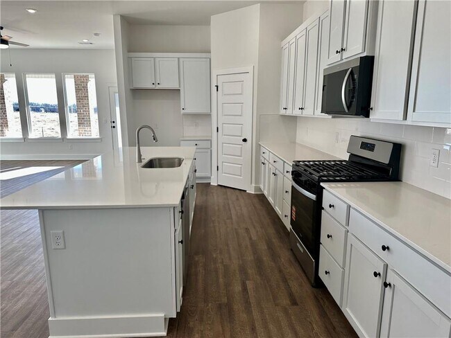 Building Photo - 2421 Longfellow Dr