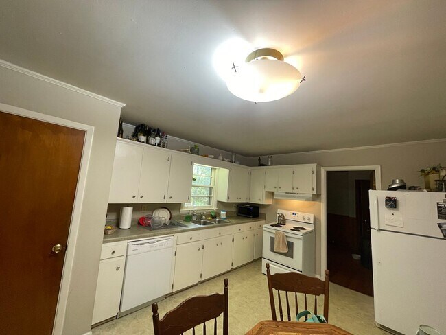 Building Photo - Knottingham Home Available