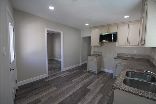 Building Photo - 6925 Avenue N