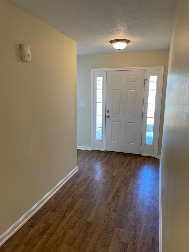 Building Photo - 612 Lory Ln