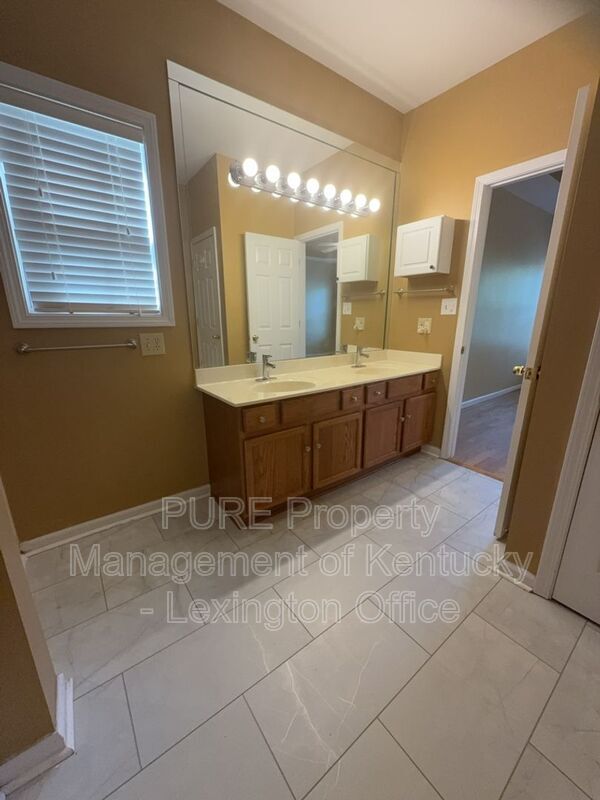 Building Photo - 4844 Clifford Cir