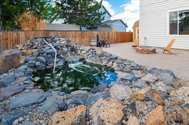 Building Photo - 1622 NW Rimrock Dr