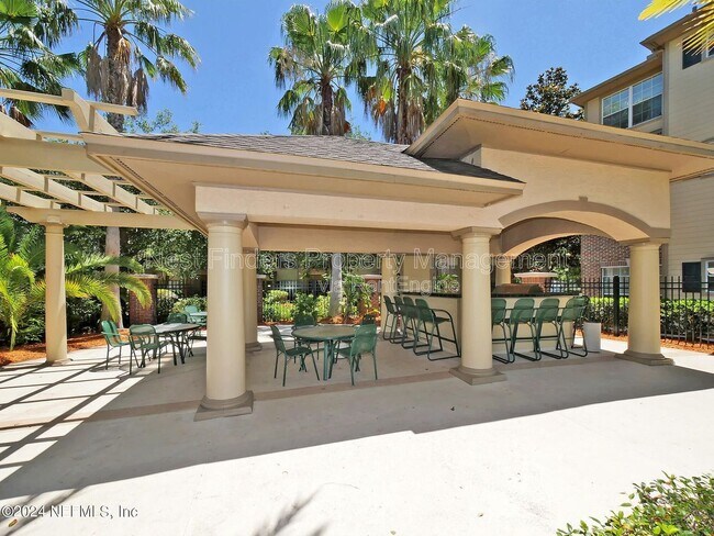 Building Photo - 7800 Point Meadows Dr